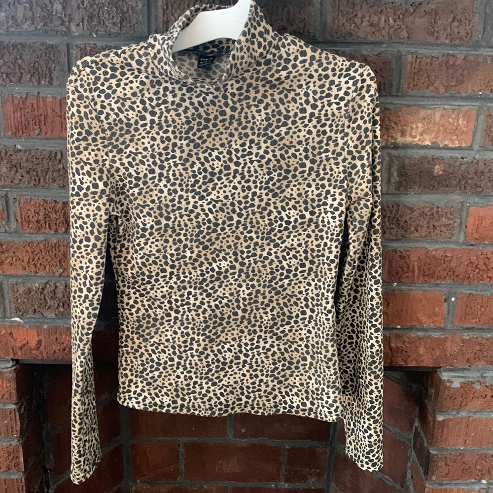 Ribbed cheetah print long sleeve turtleneck size medium